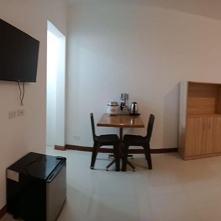 آنغلوس __Aplaridel Inn Suites__ المظهر الخارجي الصورة